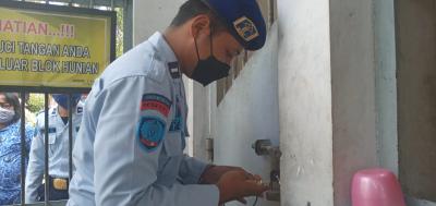 uji-kecepatan-petugas-lapas-batang-lomba-buka-tutup-gembok