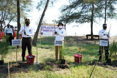 Cegah Abrasi, Polres Batang Tanam Puluhan Ribu Mangrove Sepanjang Pesisir