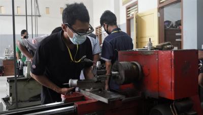 PELATIHAN MESIN BUBUT