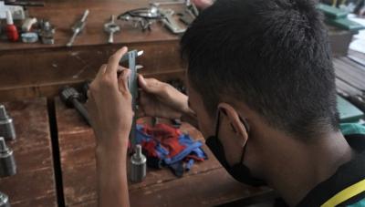 PELATIHAN MESIN BUBUT