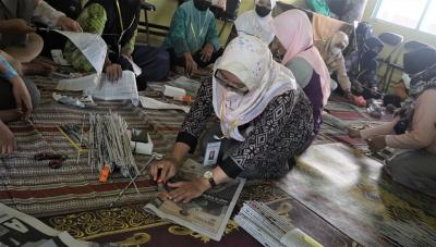 PELATIHAN HANDICRAFT DENGAN BAHAN KORAN