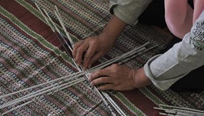 PELATIHAN HANDICRAFT DENGAN BAHAN KORAN