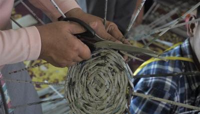 PELATIHAN HANDICRAFT DENGAN BAHAN KORAN