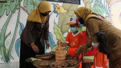 Kampung Jamune Buâ€™e Mengenalkan Kepada Anak-Anak Bahwa Jamu Tidak Pahit