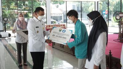 berikan-bantuan-biaya-pendidikan