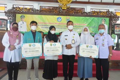 111-pelajar-dan-mahasiswa-mendapatkan-bantuan-biaya-pendidikan-dari-disdikbud-batang