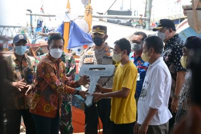 bupati-batang-serahkan-bantuan-subsidi-bbm-nelayan-dan-hibah-mobil-pendingin-pengangkut-ikan