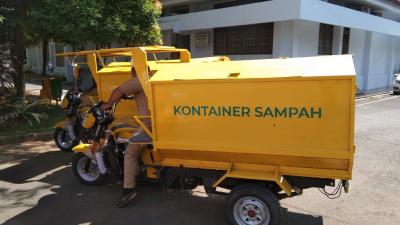 serius-tangani-sampah-dlh-batang-beli-5-unit-motor-kontainer-sampah