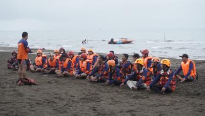 berikan-intruksi-penyelamatan-di-air