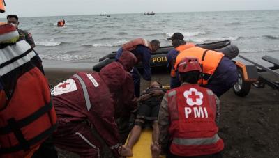 tolong-korban-kecelakaan-kapal-kebakaran