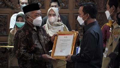 serahkan-piagam-pendonor-sukarela