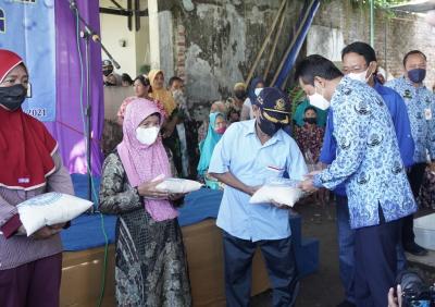 bagikan-beras-paceklik-nelayan