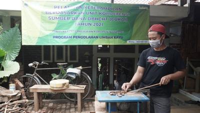 PELATIHAN PENGOLAHAN LIMBAH KAYU