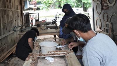 PELATIHAN PENGOLAHAN LIMBAH KAYU