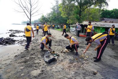 peduli-lingkungan-ratusan-personel-polres-batang-bersihkan-pantai