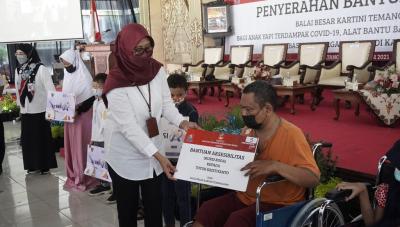 berikan-bantuan-kursi-roda-standar