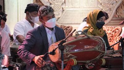mainkan-gendang-karawitan