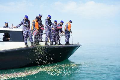 hut-airud-ke-71-kapolres-batang-tabur-bunga-di-laut