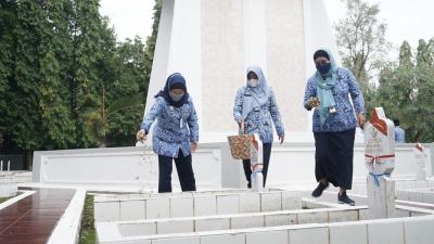 tabur-bunga-di-tmp-kadilangu-batang