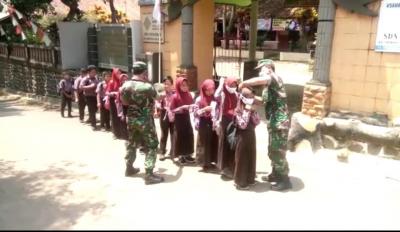 babinsa-penundan-intensif-bagikan-masker-bagi-pelajar
