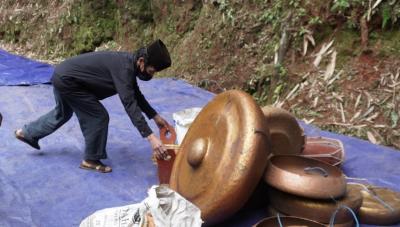 SIAPKAN ALAT MUSIK TRADISI NYADRAN