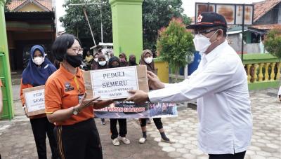 serahkan-penggalangan-dana-ke-pmi