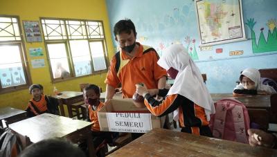 serahkan-celengan-untuk-donasi-semeru