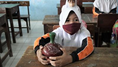 tsafira-siswa-kelas-3-sd-ikhlaskan-celengan-kesayangannya-didonasikan-untuk-korban-semeru