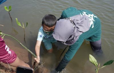 ajarkan-anak-menanam-mangrove