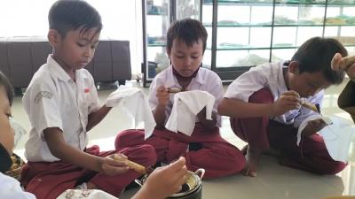 pelajar-sdn-denasri-wetan-2-batang-membatik-sebagai-penilaian-akhir-mulok