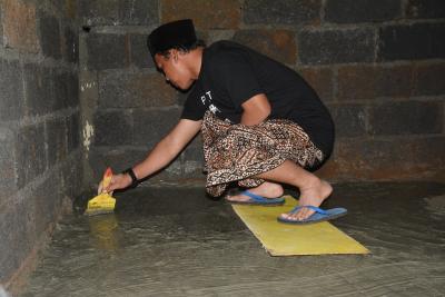 menghaluskan-plester-lantai