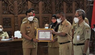 BERIKAN PENGHARGAAN TINDAKLANJUT TERBAIK