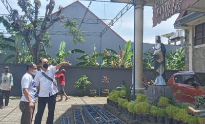 Urai Kepadatan, Misa Digelar Hingga Halaman Gereja