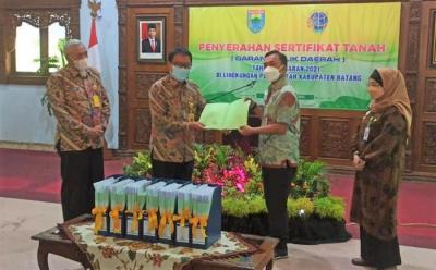 BPN Batang Serahkan Ratusan Sertifikat Tanah Senilai Rp800 Miliar