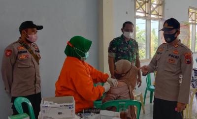 Danramil dan Kapolsek Blado Tinjau Vaksinasi Warga Bawang