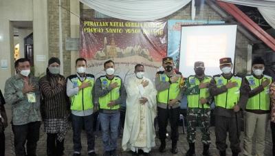 bupati-batang-bersama-forkopimda-pantau-malam-natal-di-gereja-santo-yusup