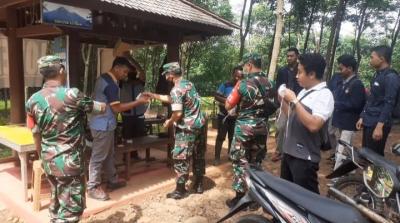 Libur Nataru, Koramil 13/Bayuputih Bagikan Masker di Obyek Wisata