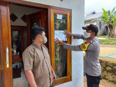 Pantau Jumlah Pemudik, Bhabinkamtibmas Tempel Stiker