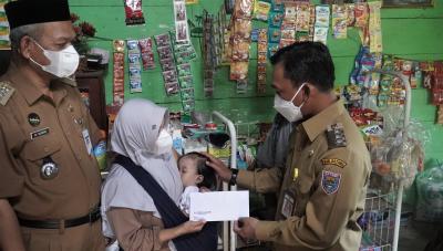 Bupati Batang Sambangi Balita Mengidap Penyempitan Pembuluh Darah