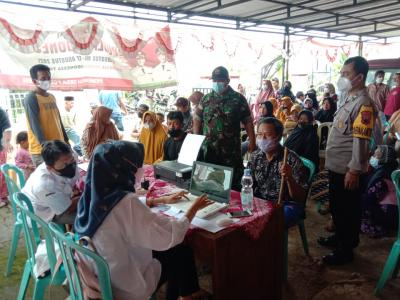 Kejar Target, Babinsa dan Bhabinkamtibmas Dampingi Warga Vaksinasi