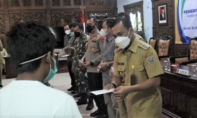 pemkab-batang-berikan-taliasih-untuk-16-abk-korban-kmn-bening-jaya-2