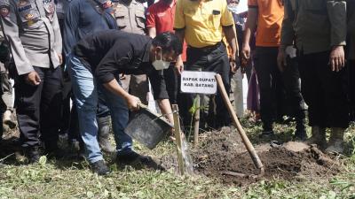 bupati-batang-konservasi-pesisir-batang