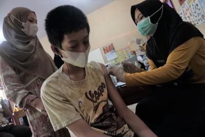 Vaksinasi Siswa SLB Batang Dengan Diajak Berswafoto  Saat Disuntik