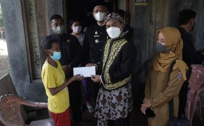 Kunjungi Warga Penyakit Kanker Ovarium