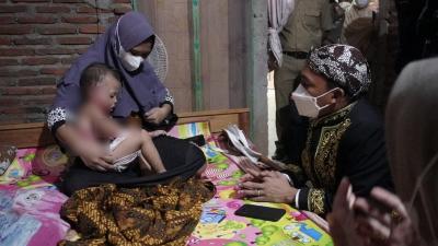 JENGUK ANAK KENA LUKA BAKAR