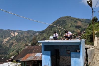 Fasilitasi Jaringan Internet, Pelajar Desa Pranten Tak Lagi Belajar Daring Diatas Genting