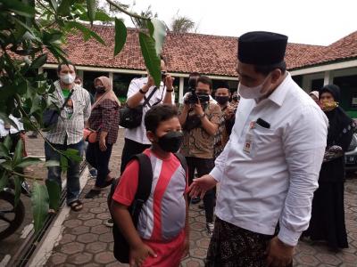 TINJAU VAKSINASI ANAK 