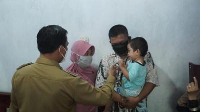 Bupati Batang Kunjungi Balita Penyakit Kelumpuhan Otak