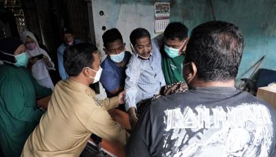 BANTU EVAKUASI WARGA KE RUMAH SAKIT