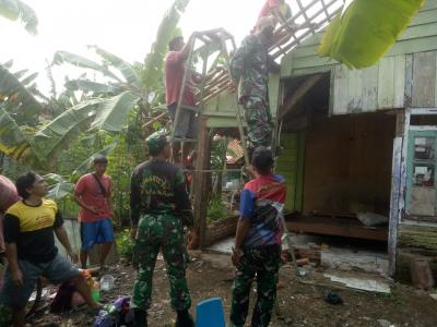koramil-batang-terjunkan-personel-bedah-rtlh-warga